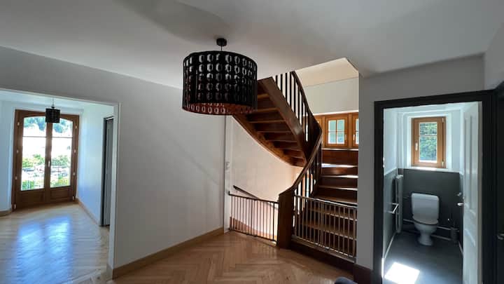 1er piso, escaleras (con barreras de seguridad para niños), inodoro separado, acceso al balcón, habitaciones y escritorios.
Está situado en esta zona un sofá - cama (habitación 4).