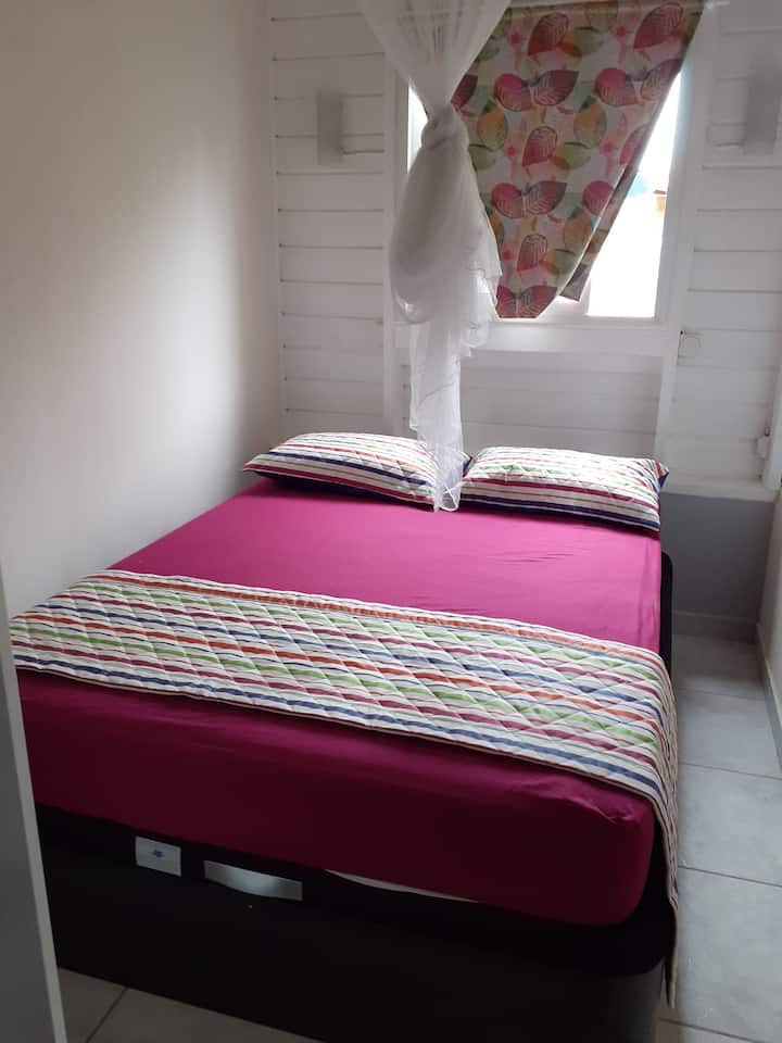 Ორადგილიანი საწოლი, საძინებელი კონდიციონერითა და კოღოს ბადით, ნათელი 2 ფანჯრით და უშუქო ფარდებით.