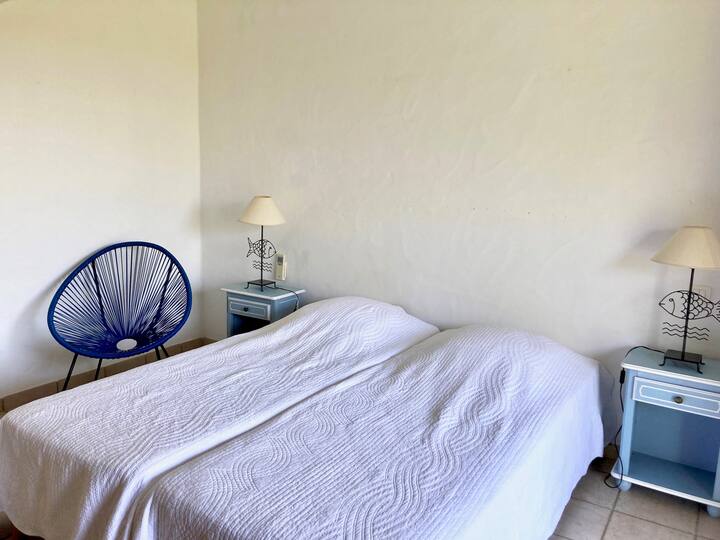 ESPACE INDÉPENDANT- BOTTENVÅNING I JARDIN.N°6
1 VACKERT LUFTKONDITIONERAT RUM MED TVÅ SÄNGAR I 80, STORT BILDRUM I GALADANGE ÖPPNAR TILL TRÄDGÅRDEN OCH DESS TERRASS.
ETT PRIVAT DUSCHRUM MED TOALETT KOMPLETTERAR DETTA RUM.