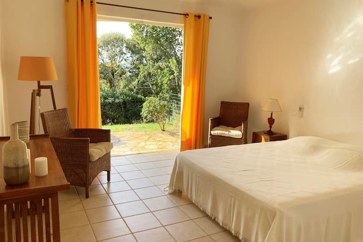 NEZÁVISLÝ PRIESTOR - PRÍZEMIE JARDIN. 2.

KRÁSNY KLIMATIZOVANÝ APARTMÁN S MANŽELSKOU POSTEĽOU QUEEN, VEĽKÝM ŠATNÍKOM, OTVORENÝM OKNOM ZÁLIVU GALANDAGE NA ZÁHRADE A KÚPEĽŇOU SO SAMOSTATNÝM WC.
