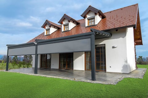 Entire 3-bedroom house in nature with lake view