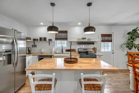 MODERN FARMHOUSE, ON 5-ACRE PRIVATE LAND, HOT TUB.