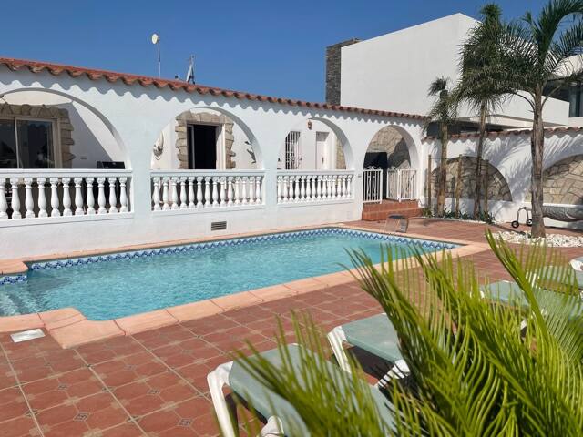 Marina de charme Empuria piscine amarre Canal gallery image 3