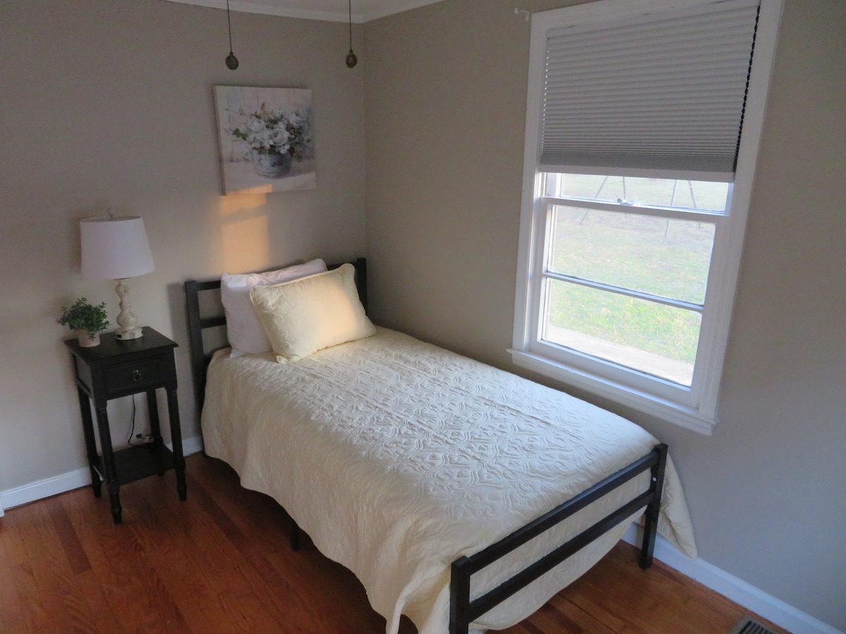 第3间卧室配备全新单人床垫。 