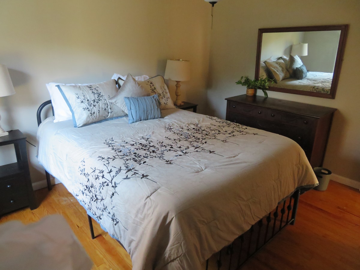 主卧配备全新标准双人床垫。  