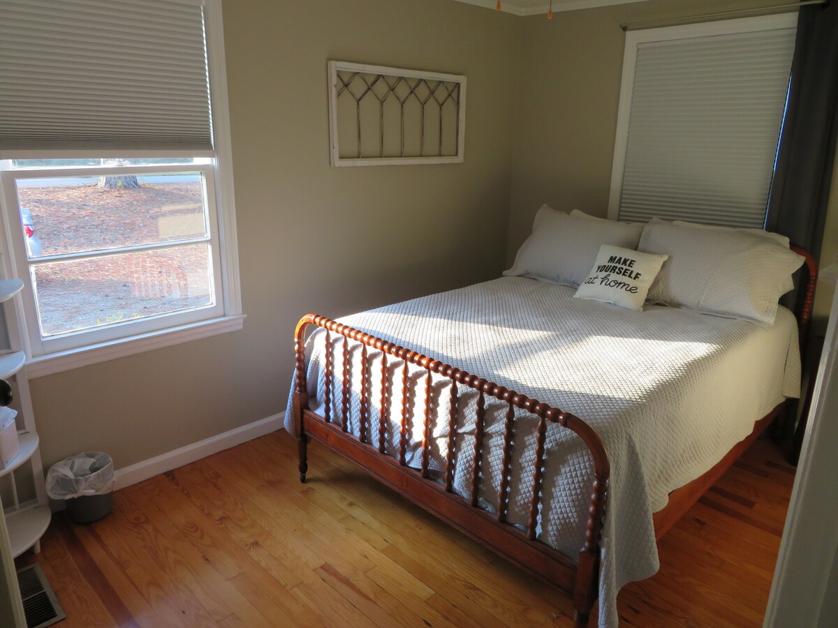 第2间卧室配备全新双人床垫。