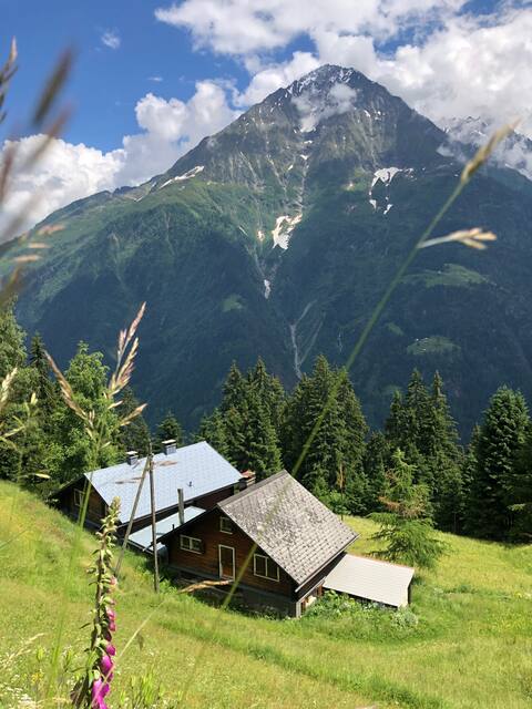 Hideaway mountain hut with hotpot