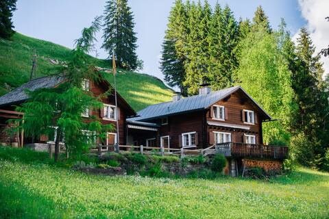 Hideaway mountain hut with hot pot
