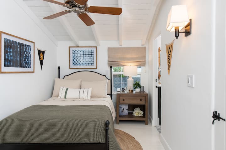 חדר שינה למעלה עם מיטה זוגית