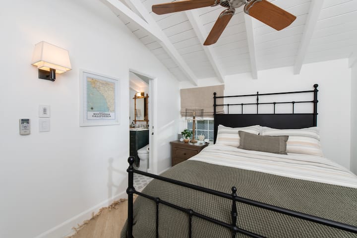 חדר שינה למעלה עם מיטת קווין סייז