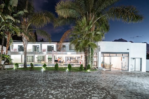 Private Modern 10 bdrm Home tucked away in Sandton