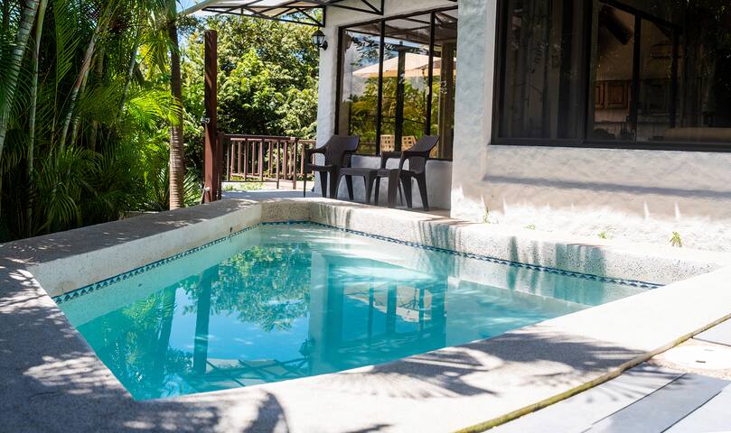 Villa for 8 - Very private, honeymooners corner