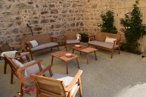 Separate entrance, 3 bedrooms, jacuzzi, kitchen!