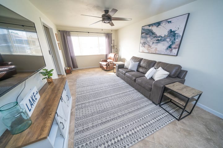 Bonasi Chumba na kufunga mlango wa ghalani kwa ajili ya faragha na Bar kwa ajili ya burudani. Inaweza kutumika kama chumba cha mchezo au chumba cha ziada cha kulala. Kochi linatoka na kuingia kwenye kitanda kamili.