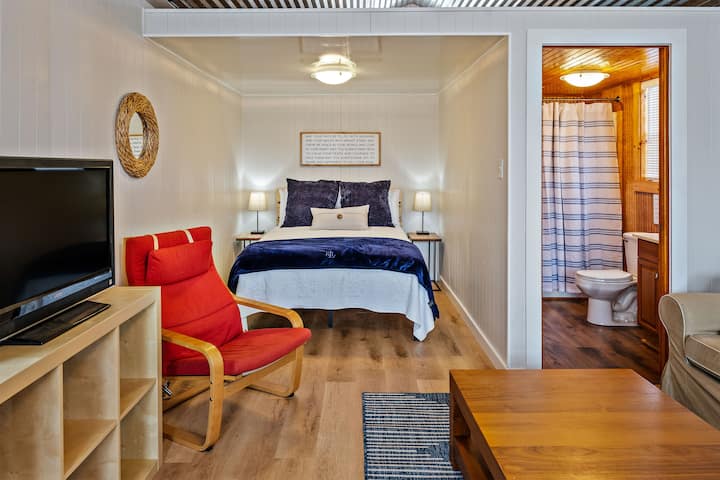 בתוך הבונקהאוס... המקום הנפרד והנעים הזה כולל מיטה זוגית נוספת, מיטה מלאה וחדר רחצה עם אמבטיה/מקלחת משולבת. 