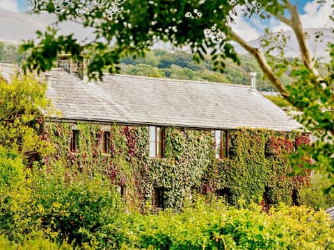Snowdonia farm cottage near beach and mountains