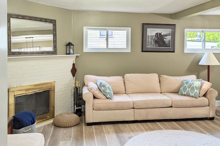 Charming 3 Bedroom Ann Arbor Home - Ann Arbor, MI