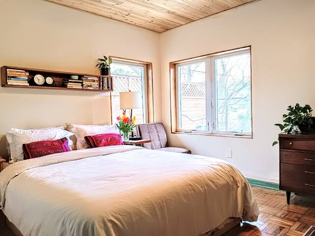 Central home with cowboy pool