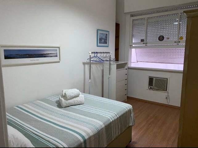 Apartamento quadríssima da praia do Leblon. gallery image 4