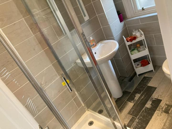 Stunningly Renovated 1 Bed Flat in Newington