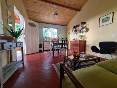 Top Airbnb: Casinha do Alto - between fields, mountains and a reservoir in Piracaia