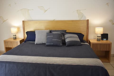 Successful Airbnb property: Condo 2 min from the sea with A/C and fiber optics in Crucecita