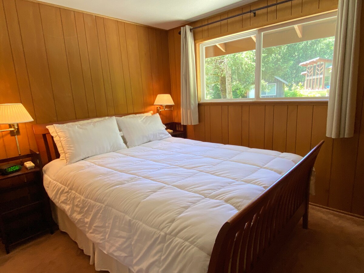 Საძინებელი 1 საწოლითა და კარადით 152 × 203 სმ