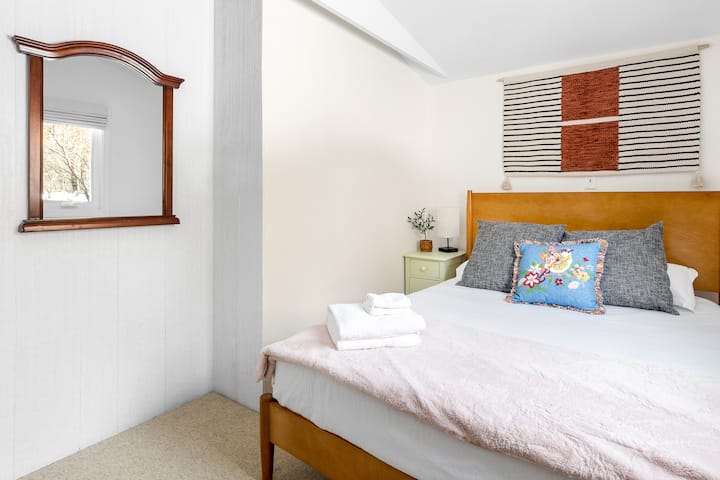 El primero de los tres dormitorios, justo al lado del comedor, ofrece una cama tamaño queen con un ambiente acogedor y acogedor. Sumérgete en una cama cómoda y relájate en un espacio sereno, perfecto para una noche de sueño reparador. ¡Disfruta de todas las comodidades de casa!