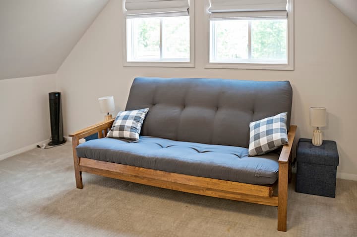 La sala de estar adicional de arriba es un gran lugar para los niños. 