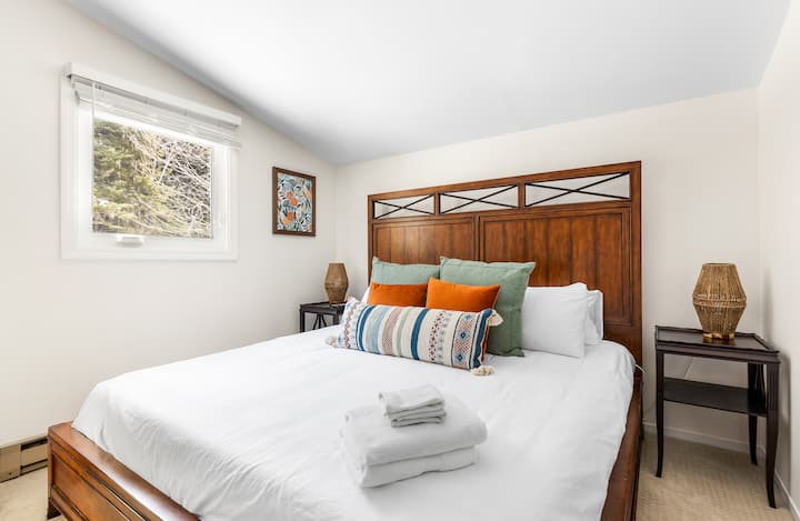 ¡Deléitate con la máxima relajación en nuestro acogedor dormitorio king! Escondido después de otros dos dormitorios, este tranquilo oasis ofrece privacidad y comodidad. Relájate en una lujosa cama y disfruta del ambiente sereno, perfecto para una noche de sueño tranquilo.