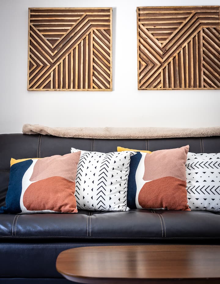 Ubicada justo al lado de la cocina, esta sala adicional crea un gran espacio de relajación separado con televisión y un espacio adicional para dormir.