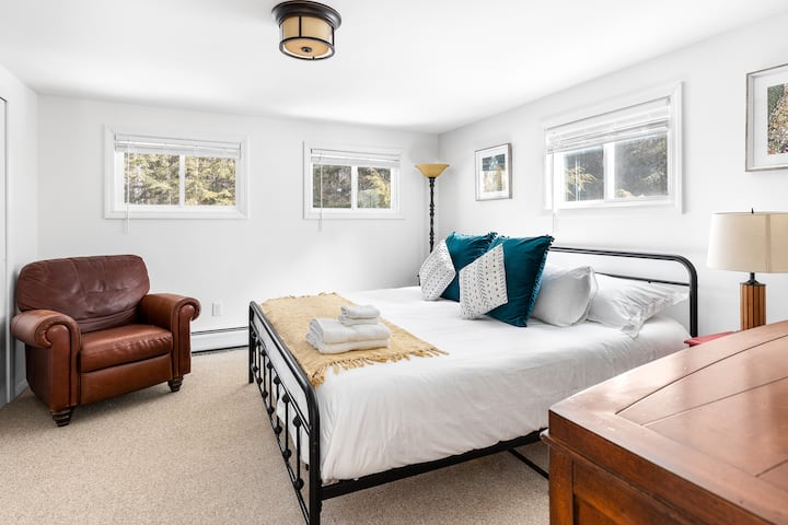 El primer dormitorio tamaño king, convenientemente ubicado junto a la cocina y la sala de estar, ofrece fácil acceso a las instalaciones de lavandería y a la acogedora terraza con jacuzzi para la máxima relajación.