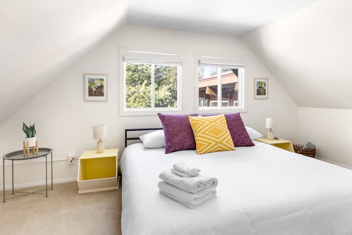 
¡Te damos la bienvenida a tu oasis! Este espacioso dormitorio king en el segundo piso ofrece un cómodo refugio con un baño adjunto de Jack y Jill para mayor comodidad. La iluminación suave crea un ambiente sereno, perfecto para descansar y relajarte.