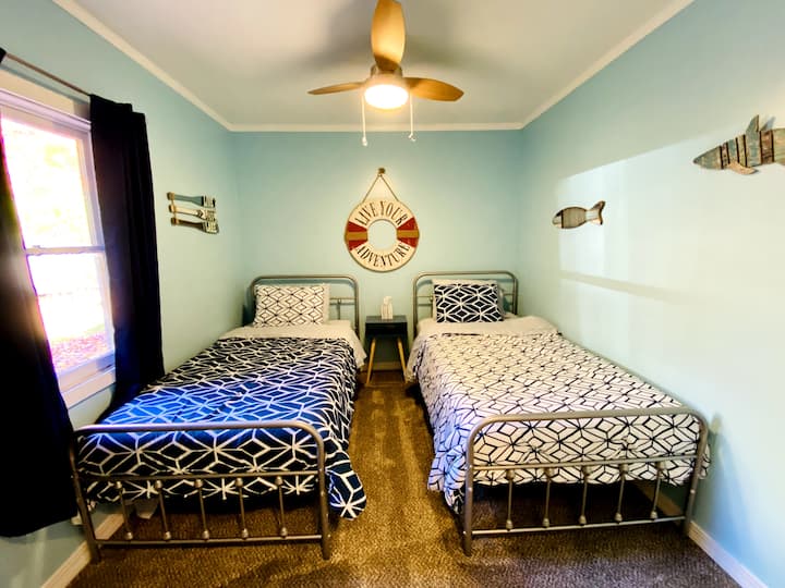 Dormitorio en el primer piso con dos camas individuales.