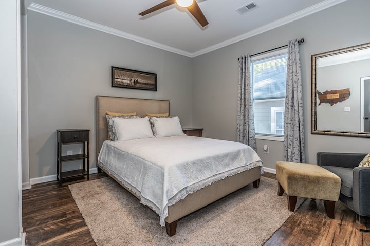 Queen Bedroom #2! Sehemu laini na tamu ya kulaza kichwa chako usiku