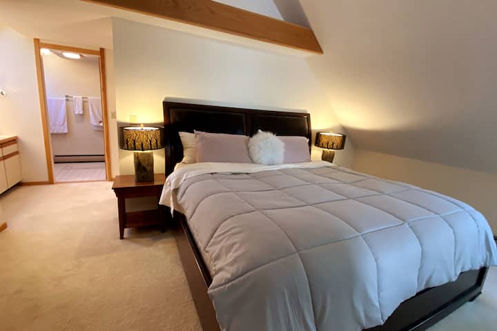 Loft sa bračnim krevetom, masažnom kadom, ugrađenim ormarom i krovovima