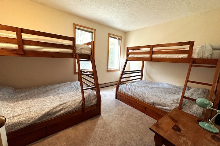 Spavaća soba na nižoj razini s dva odvojena kreveta na kat