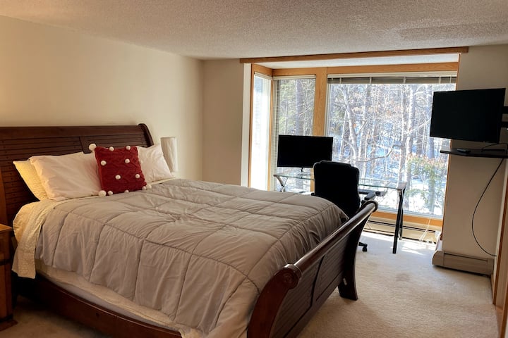 Glavni apartman na prvom katu s bračnim krevetom, kupaonicom i namjenskom radnom stanicom (zakrivljeni monitor, tipkovnica/miš, pisač)