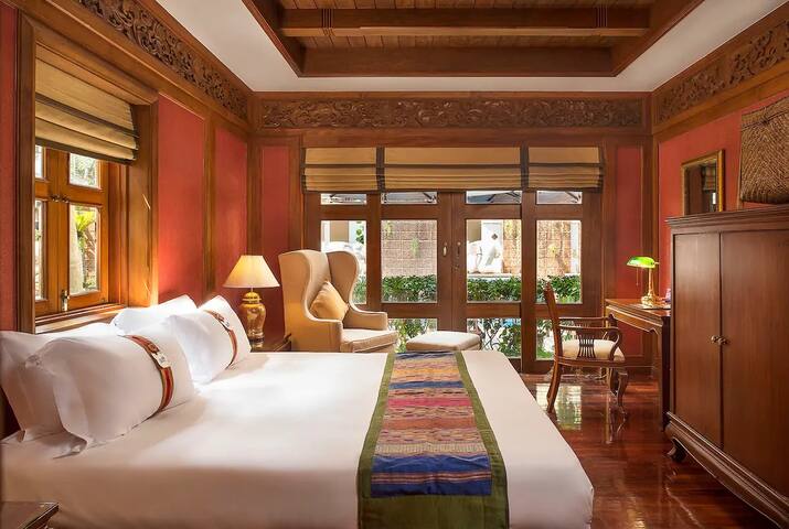 2 BD – Luxury Thai Villa in Sukumvit 24 gallery image 3