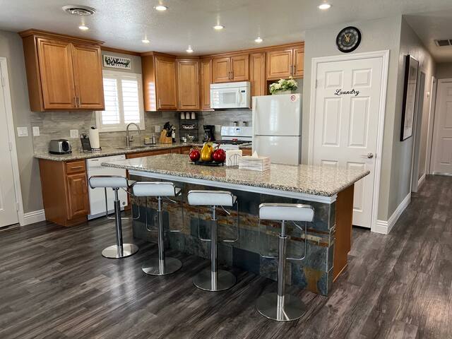 Excellent Location! Private Pool, optional heated. gallery image 2