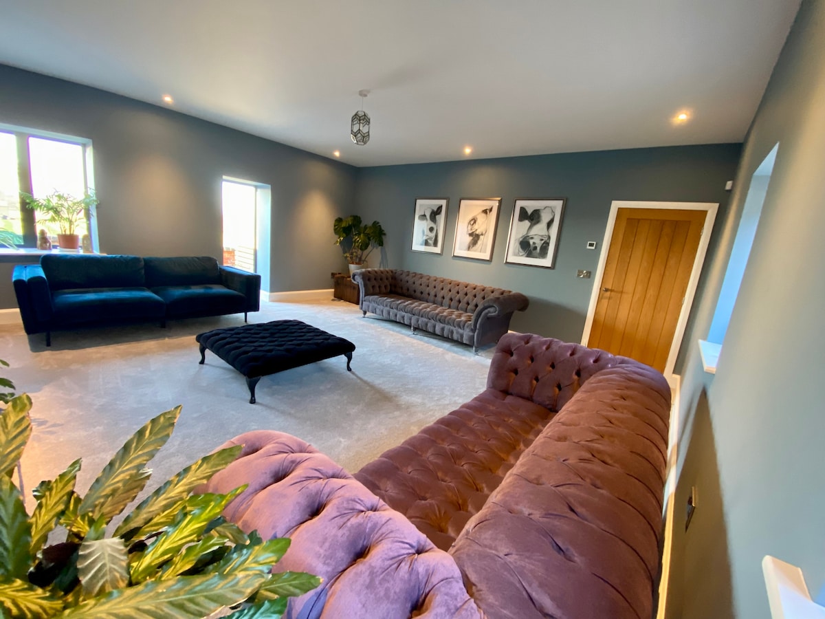 Popular Airbnb listing: Upper Ridge Barn Plus Annex in Cheshire