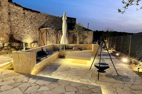 Traditional Gem: Breathtaking Views, Unique Garden