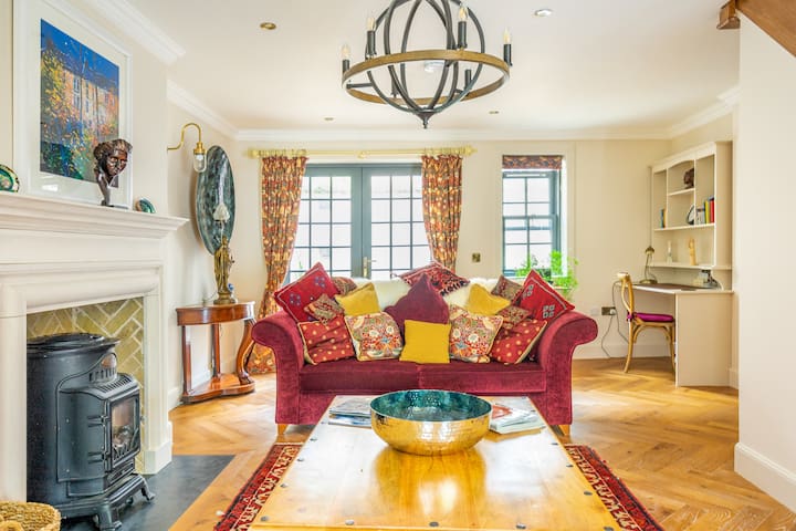 Mews cottage city centre gallery image 3