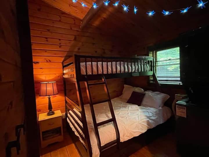 Bunk moja juu kamili kwa ajili ya kiddos na bunk mara mbili ya chini 