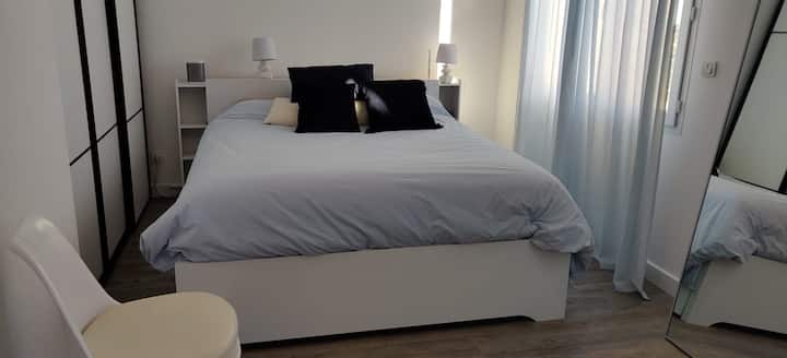 Ფართო ოთახი, სადაც მარტივად შეგიძლიათ მოათავსოთ ქოლგა საწოლი.
Ამ ოთახს აქვს საოფისე სივრცე.