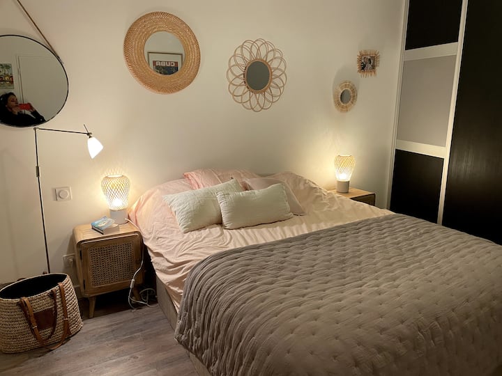 Ღამეები სასიამოვნო იქნება ამ მეორე მყუდრო და ვინტაჟურ საძინებელში, რომელიც აღჭურვილია პატარა ოფისითაც. Ეს ოთახი მშვენიერ ტერასას გადაჰყურებს.