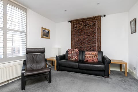 Popular Airbnb listing: Spacious Central Winchester 1 Bedroom Flat in Winchester City