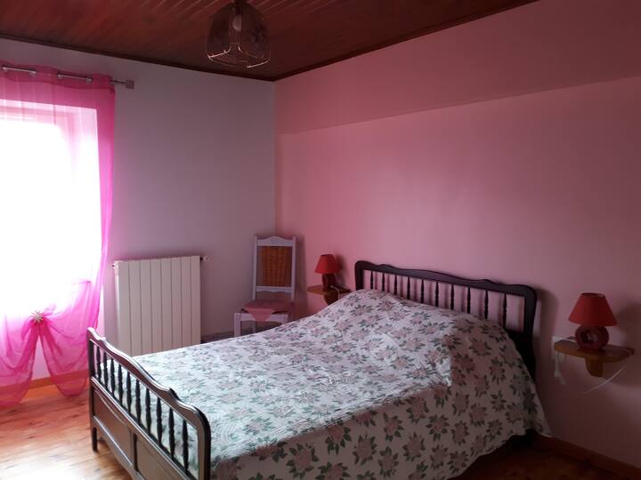 Საძინებელი 140 საწოლითა და ჩვილის ჩვილის საწოლით