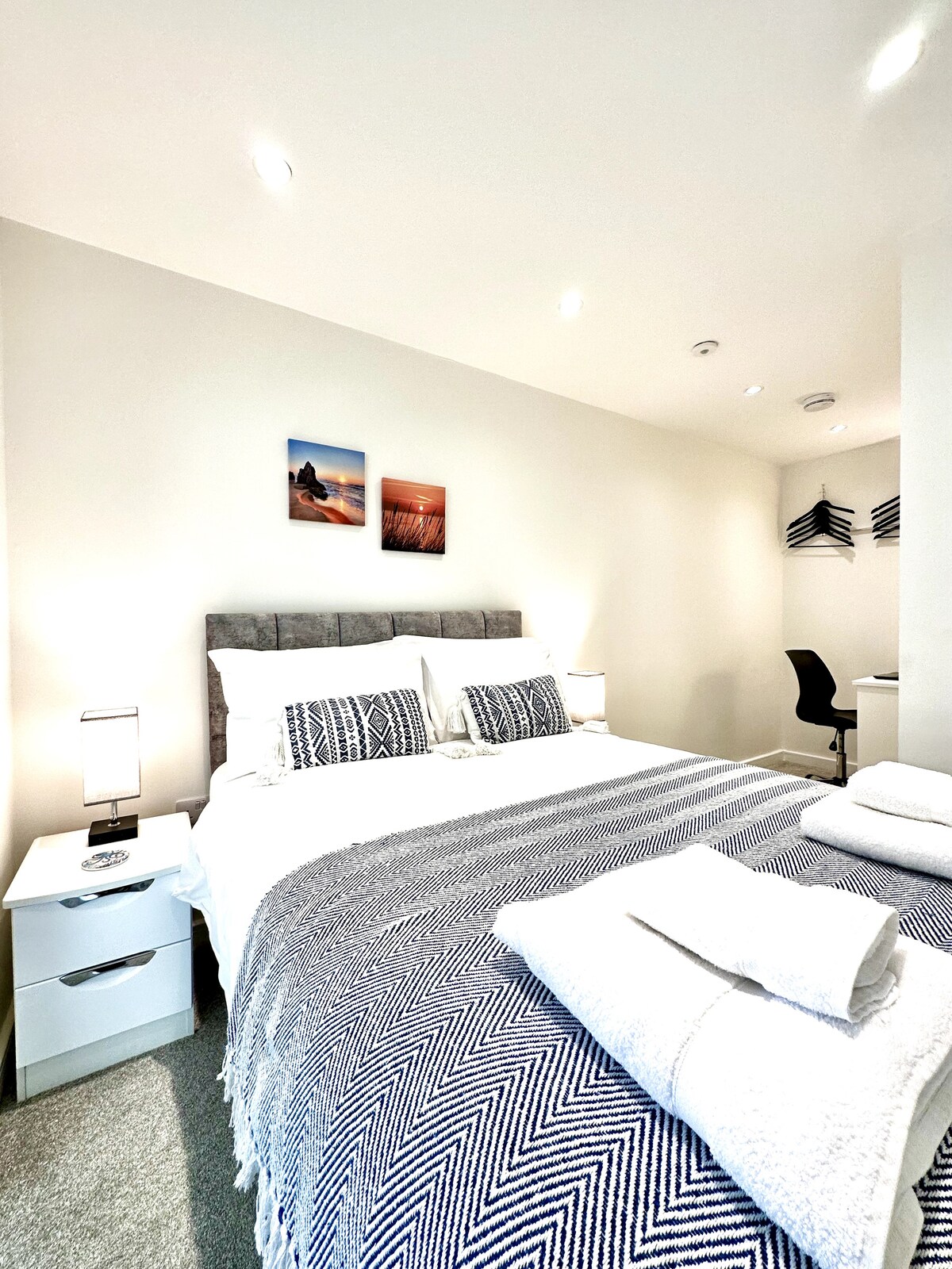 Спалня 2 с двойно легло, превръзка / работен кът - първи етаж