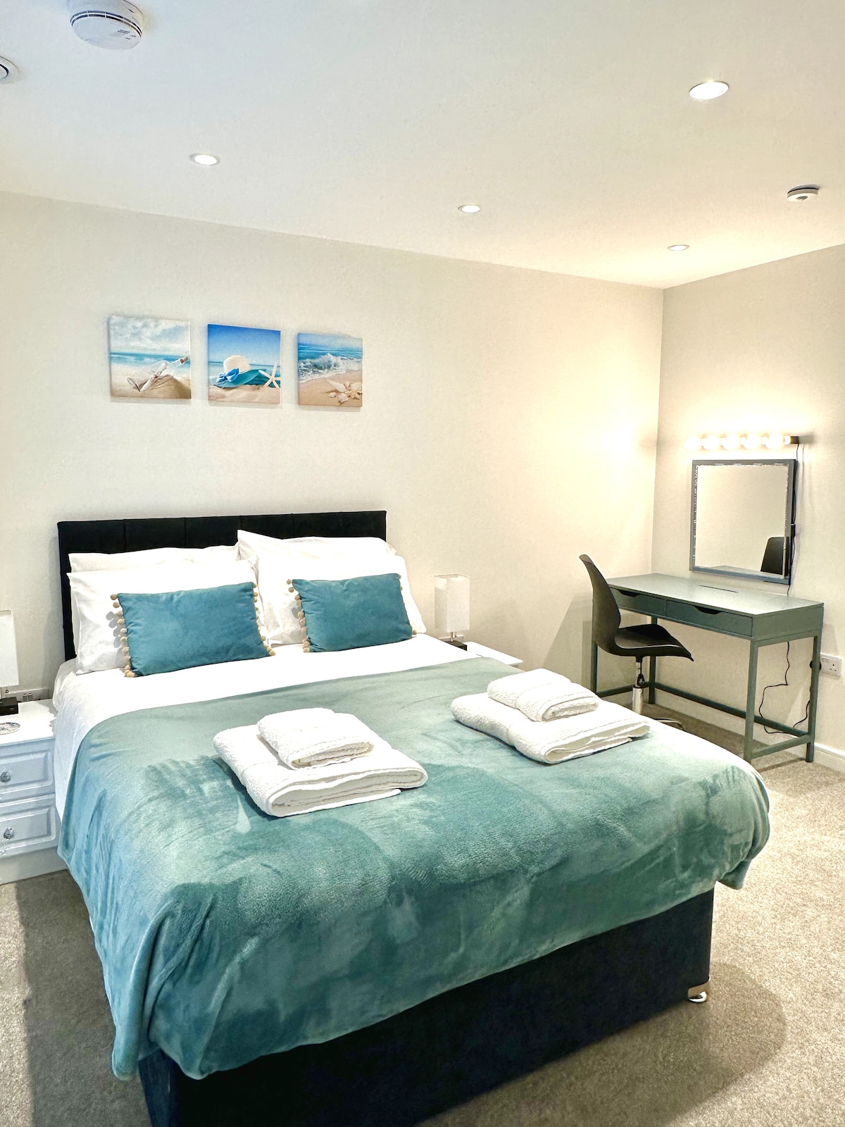 Спалня 1 с двойно легло, тоалетка / работно пространство - първи етаж